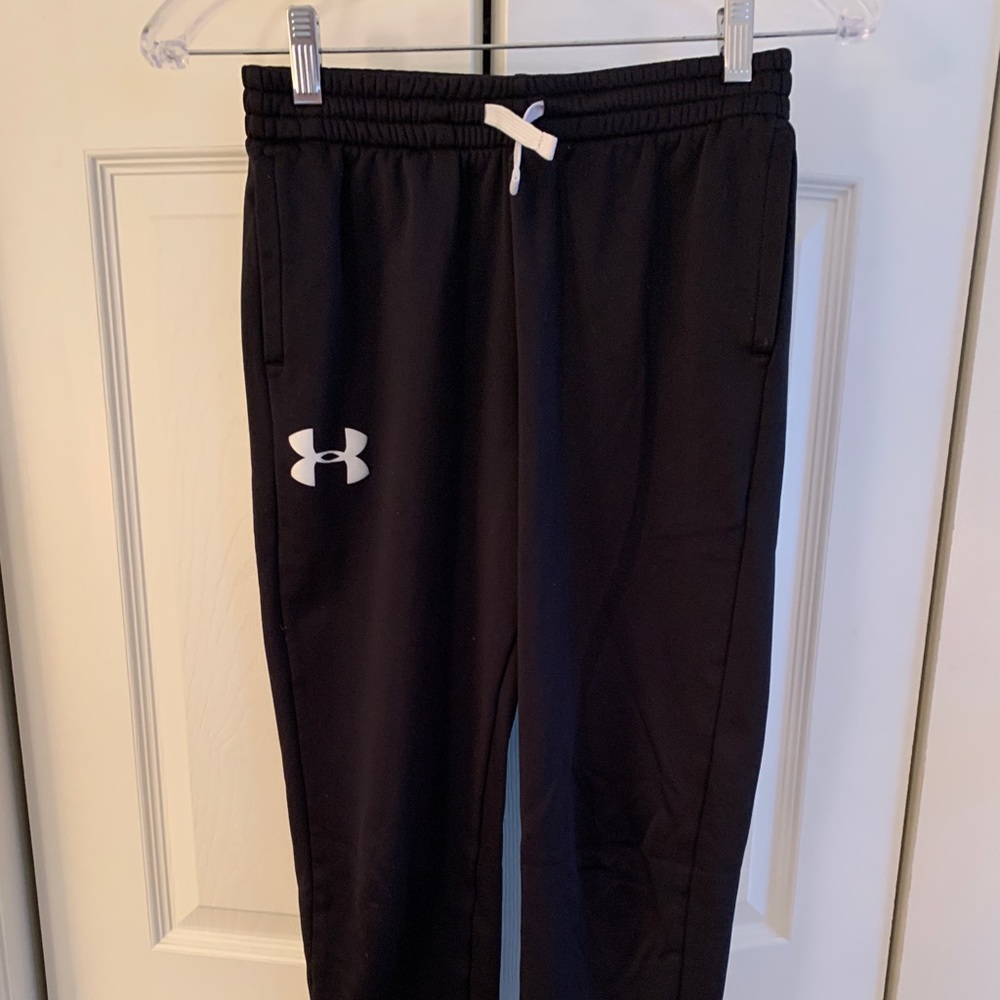 Under Armour boys tapered legs; like new condition.
